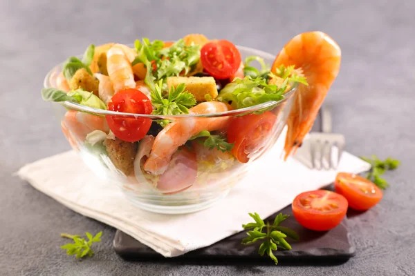虾沙拉在碗与番茄和生菜 — 图库照片
