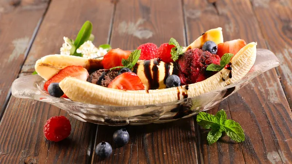 Bananensplit Banane Mit Eis Und Obst — Stockfoto