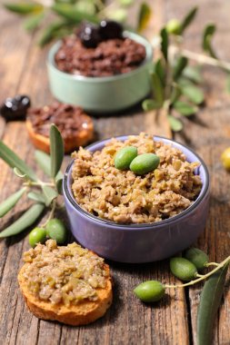 ahşap arka plan üzerinde zeytin tapenade ve tost