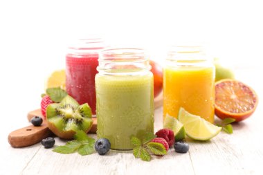 kivi, meyve, portakal ve elma ile meyve suyu