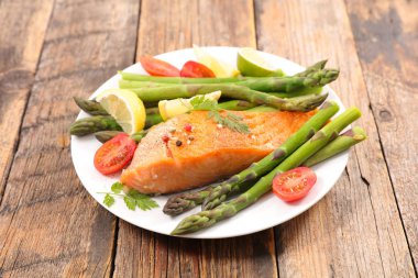 Kuşkonmaz ve limonlu somon filetosu.