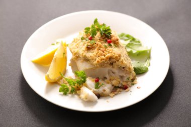 kabuk, limon ve fesleğen ile pişirilen balık filetosu