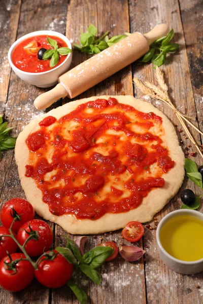 Raw Dough Pizza Tomato Sauce Basil — Stock Photo, Image