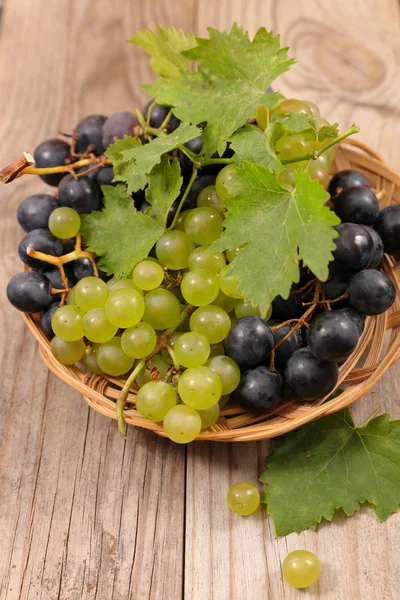 Winogrona Zielone Czarne Winogrona Liśćmi — Zdjęcie stockowe