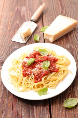 spagetti, domates sosu, parmesan ve fesleğen plaka