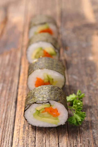 Maki Sushi Med Ris Och Grönsaker Och Sås — Stockfoto