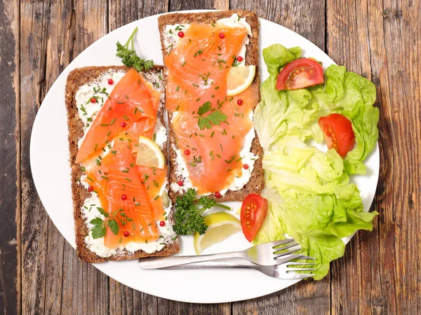 Brood Met Kaas Room Gerookte Zalm — Stockfoto