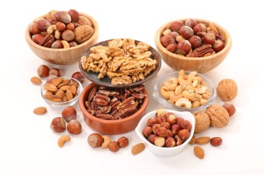 beyaz arka plan üzerinde izole kase fındık çeşitli