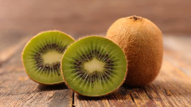 Ahşap arka planda taze kivi