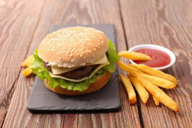 patates kızartması ve ketçap ile hamburger