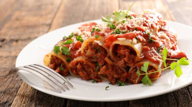 sığır eti, domates sosu ve peynir ile cannelloni
