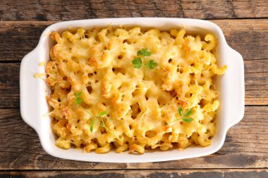 Fırında makarna krema ve peynir ile