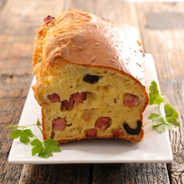 zeytin ve jambon ile somun kek