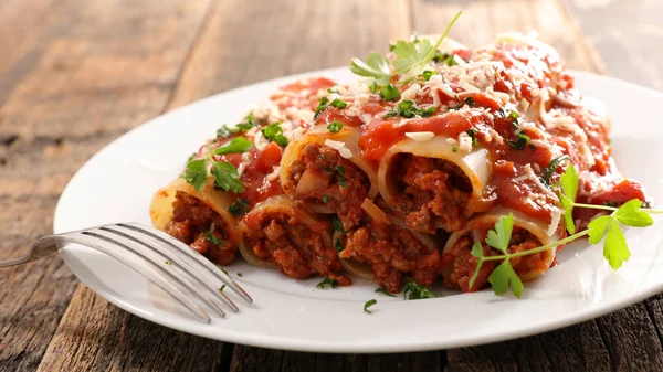 Canelone Com Carne Bovina Molho Tomate Queijo — Fotografia de Stock