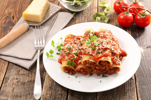 Cannelloni Met Rundvlees Tomatensaus Kaas — Stockfoto