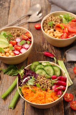 salatalık, havuç, lahana ve nohut ile karışık vejetaryen salata