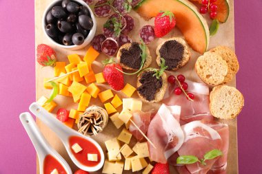 Aperatifli ahşap tahta, aperatif ve parmak yemeği.