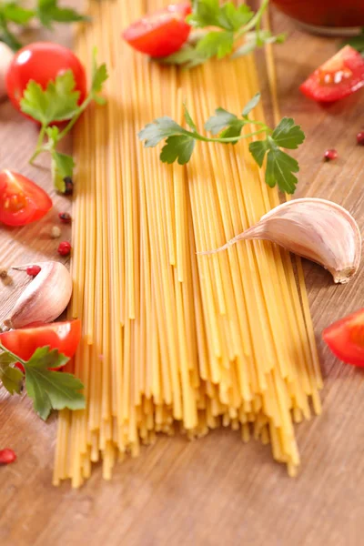 Spaghetti Mit Tomaten Petersilie Und Knoblauch — Stockfoto