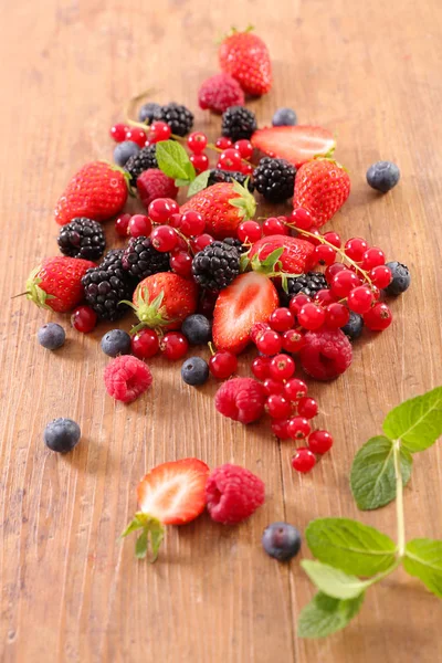 Verschiedene Beerenfrüchte Mit Erdbeeren Roten Johannisbeeren Brombeeren Und Blaubeeren — Stockfoto