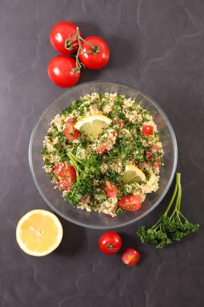 Tabbouleh Mit Grieß Tomate Zitrone Und Petersilie — Stockfoto