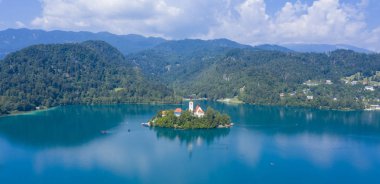 Slovenya'da Bled gölü, havadan görünüm