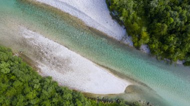 Slovenya'da soca nehri, havadan görünüm