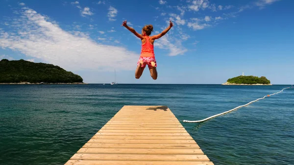 Женщина Прыгает Понтона Хорватия — стоковое фото