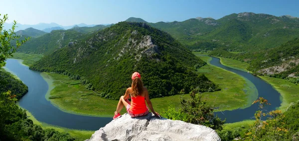 Toeristische Vrouw Rots Top Van Een Panoramisch Van Het Meer — Stockfoto