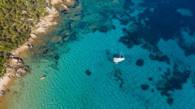 turkuaz deniz ve plajda tekne havadan görünümü