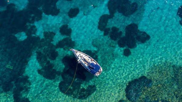 ターコイズブルー海のボートの航空写真 — ストック写真