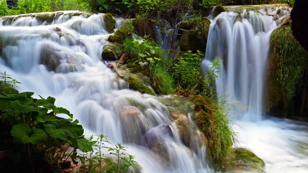 Cachoeira Com Lago Natureza Câmera Lenta — Fotografia de Stock