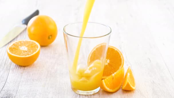 Jus Orange Versé Dans Verre — Video