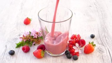 meyve suyu bir bardak, smoothie dökme