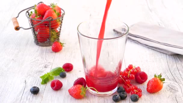 浆果果汁倒入玻璃杯 — 图库视频影像