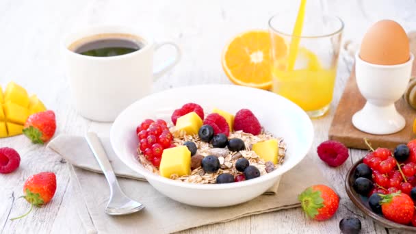 ミューズリー フルーツ コーヒーカップ付きのヘルシーな朝食 — ストック動画