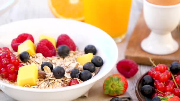 Υγιεινό Πρωινό Muesli Φλιτζάνι Φρούτων Και Καφέ — Αρχείο Βίντεο