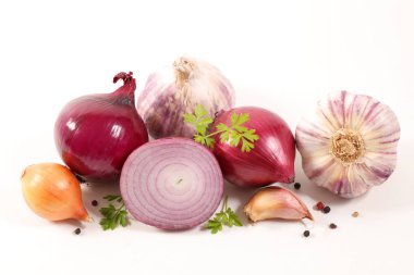 ahşap tahta üzerinde soğan ve sarımsak