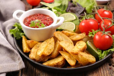 patates kızartması ve domates sosu ve sebze salatası