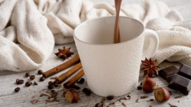 süt ve kakao bir kupa dökme