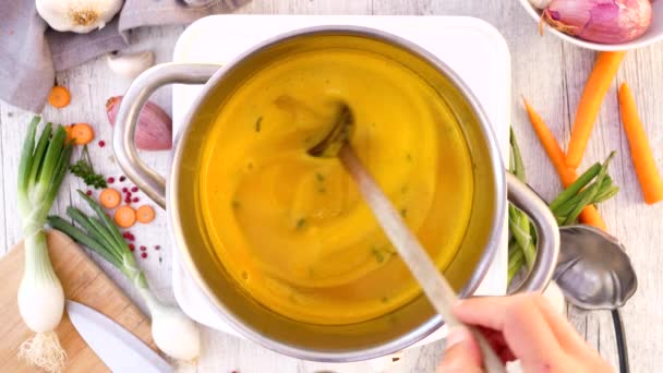 Cocinar Sopa Cazuela Video Arriba — Vídeos de Stock