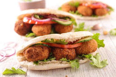 Falafel ve sebzeli sandviç.