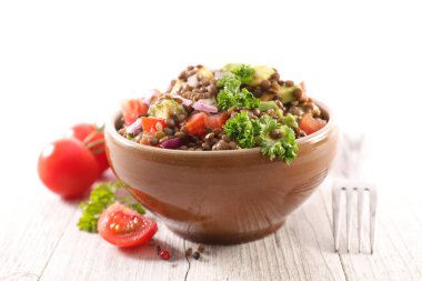 domates, soğan ve salatalık ile mercimek salatası kase