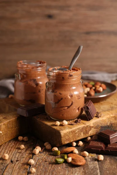 견과류를 곁들인 맛있는 홈메이드 초콜릿 — 스톡 사진