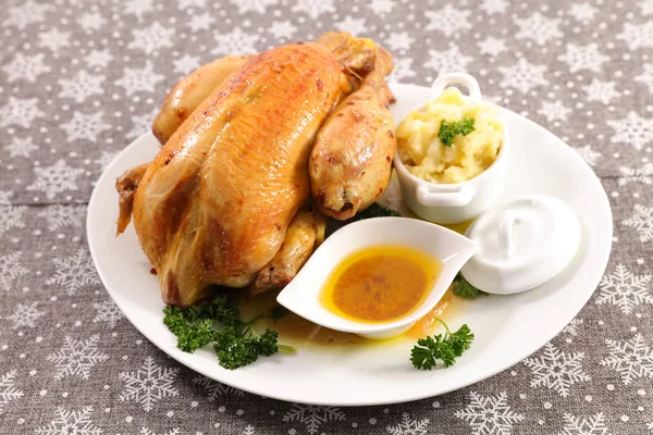 Ψητό Κοτόπουλο Πουρέ Πατάτας Και Σάλτσα Εορταστικό Πιάτο — Φωτογραφία Αρχείου