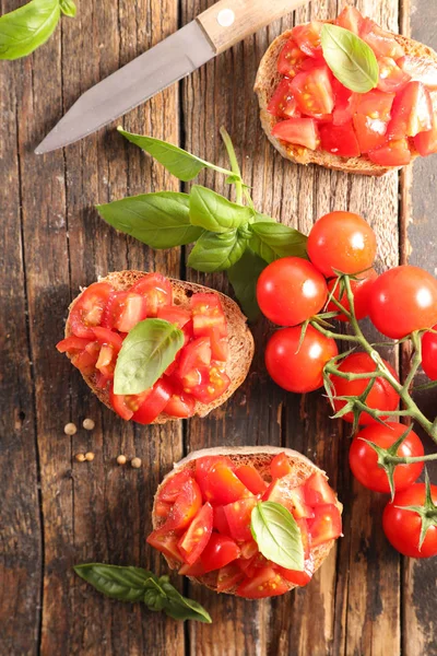 Bruschetta Com Tomate Manjericão — Fotografia de Stock