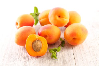 sulu kayısı ve yaprak grubu