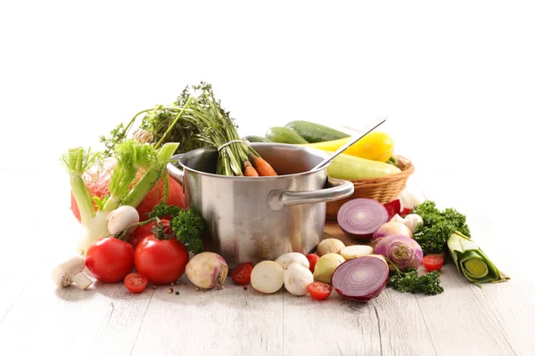 スープを調理するための生野菜のキャセロール — ストック写真