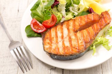 Salatalı ızgara somon bifteği.