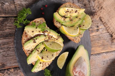 avokado, biber ve kireç ile ekmek tost