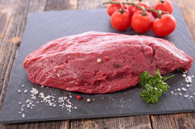 gemide ot ve tuz ile çiğ sığır eti parçası